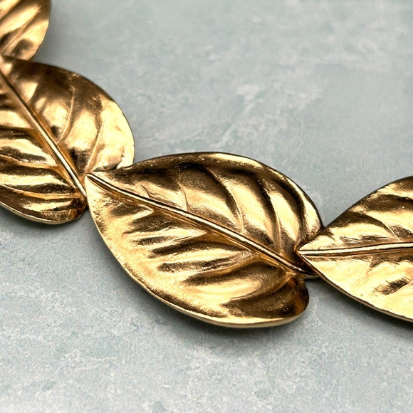 Vintage Circa 1955-1970 TRIFARI TM Gold Tone Large Leaf Choker Necklace 16-18” - Picture 5 of 15